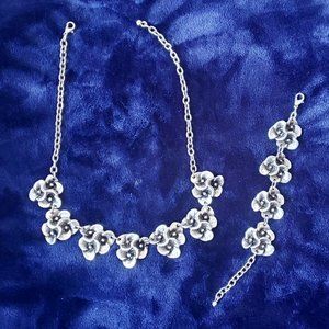 Original and elegant necklace and bracelet set